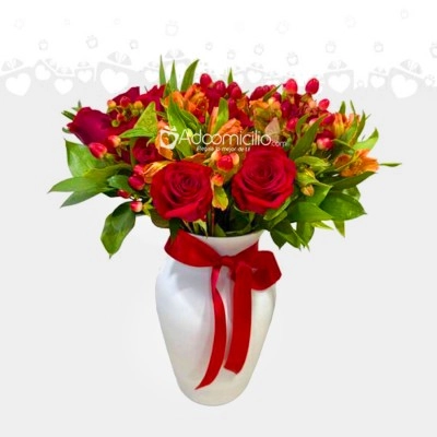 Florero Con Con Astromelias Y Rosas Para El Día De La Mujer A Domicilio En Medellín  